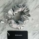 Scrunchie aus silberner Seide