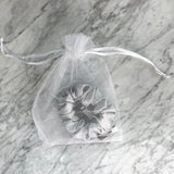 Scrunchie aus silberner Seide