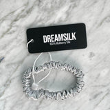 Silberfarbener dünner Seiden-Scrunchie