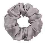 Scrunchie aus silberner Seide