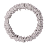 Silberfarbener dünner Seiden-Scrunchie